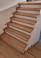  Vinylové schody s bílou podstupnicí BUKOMA Dub bunbury